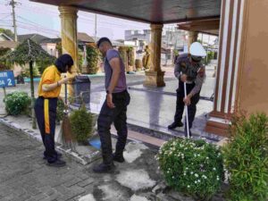 Polres Batu Bara Bersihkan Gereja HKBP dalam Rangka HUT Bhayangkara ke-79