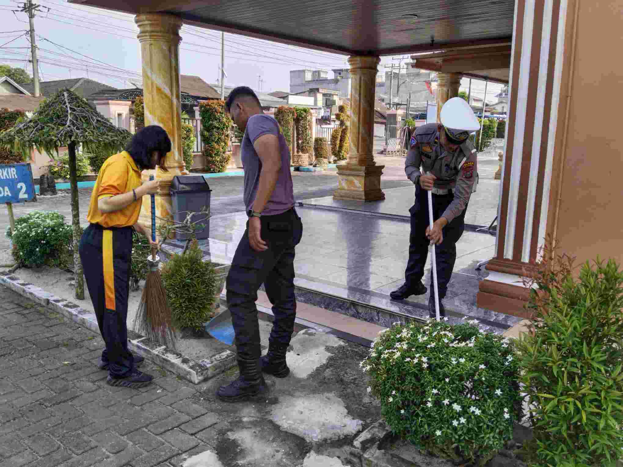 Polres Batu Bara Bersihkan Gereja HKBP dalam Rangka HUT Bhayangkara ke-79