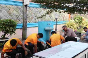 Polres Batu Bara Bersihkan Masjid Jamik Al Rida dalam Rangka HUT Bhayangkara ke-79
