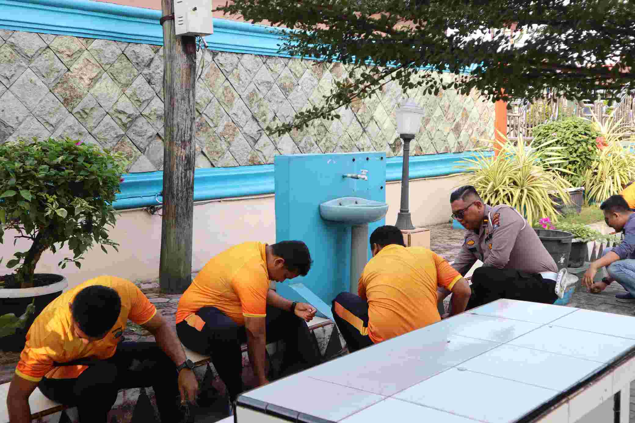 Polres Batu Bara Bersihkan Masjid Jamik Al Rida dalam Rangka HUT Bhayangkara ke-79