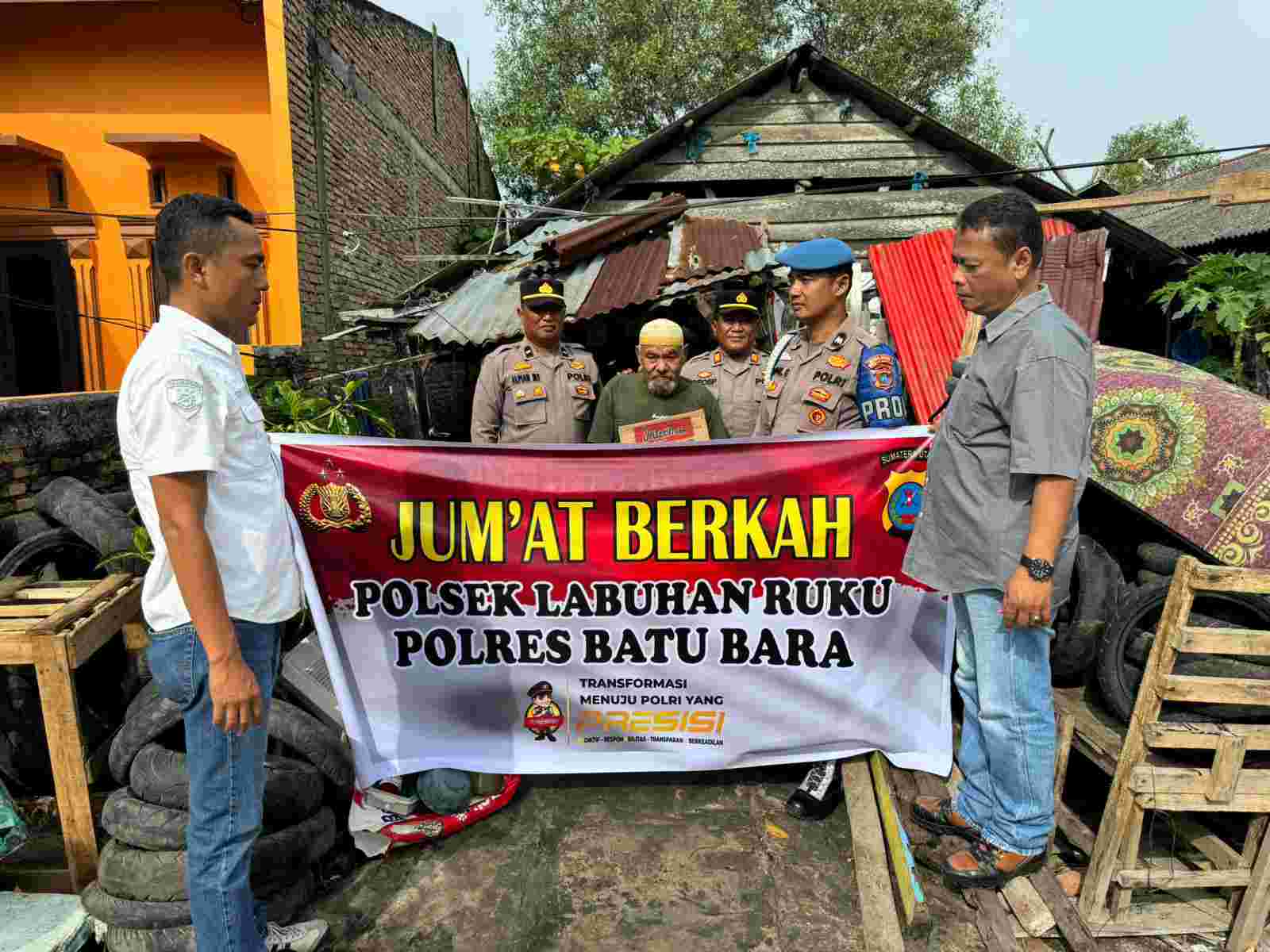 Polsek Labuhan Ruku Salurkan Bantuan Sembako dalam Program Jumat Berkah