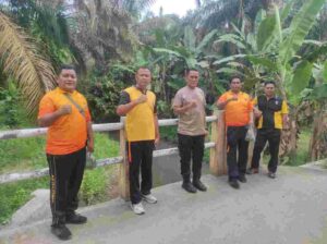 Olahraga Pagi Bersama Personil Polsek Lima Puluh di Desa Sumber Padi: Menjaga Kesehatan dan Sinergitas