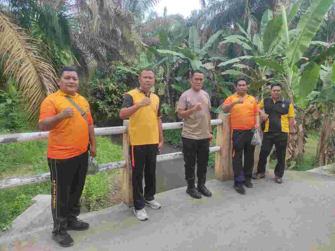 Olahraga Pagi Bersama Personil Polsek Lima Puluh di Desa Sumber Padi: Menjaga Kesehatan dan Sinergitas