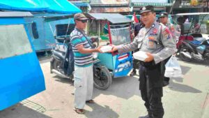 Polsek Medang Deras Bagi Nasi Bungkus untuk Tukang Becak dan Ojek: Jumat Curhat Berbagi Kebaikan