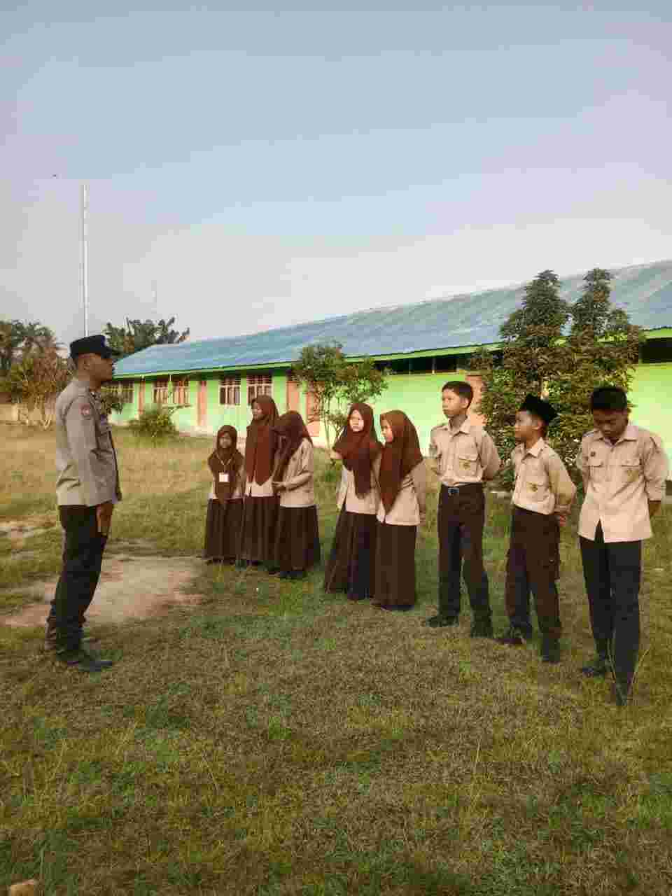 Polres Batu Bara Sosialisasikan Nilai Positif kepada Pelajar SMP Darul Ilmi dalam Rangka HUT Bhayangkara