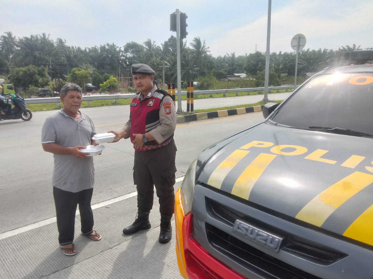 Sat Samapta Polres Batu Bara Tebar Kebaikan di Jumat Barokah