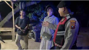 Patroli Presisi: Sat Samapta Polres Batu Bara Bantu Pengendara Motor Ban Bocor