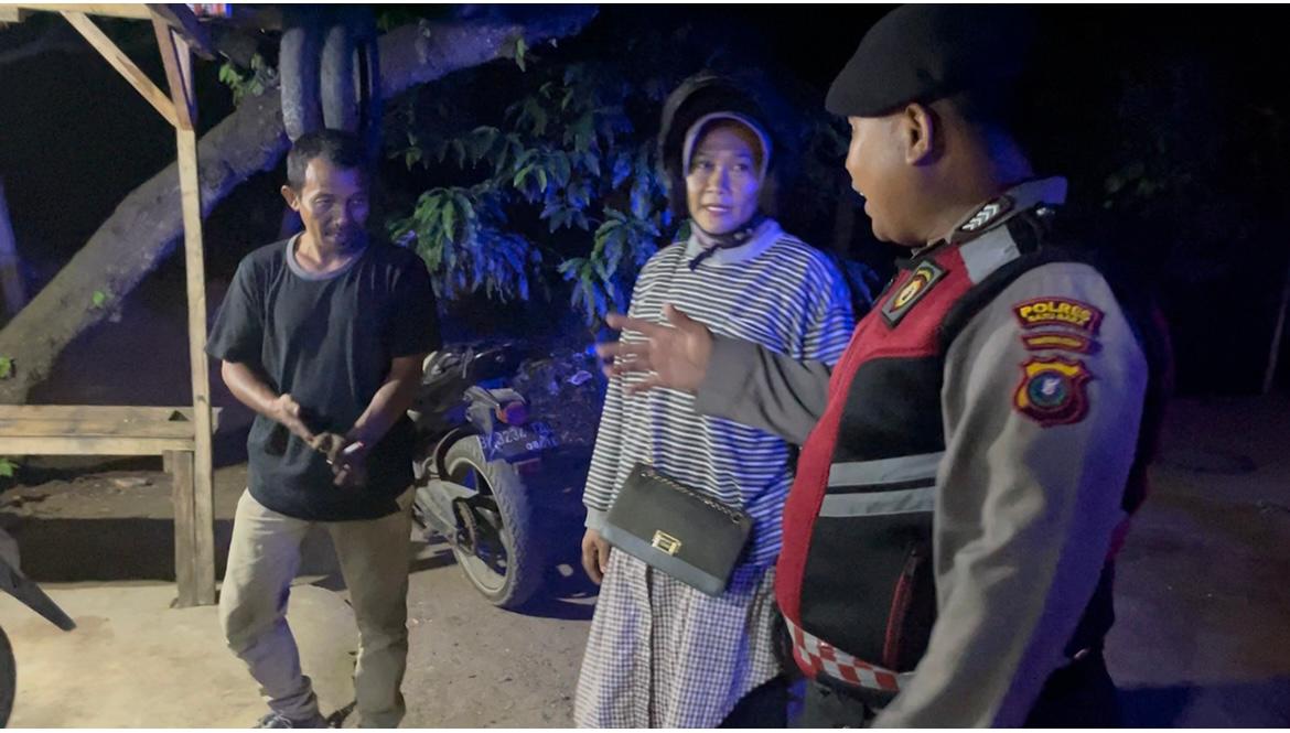 Patroli Presisi: Sat Samapta Polres Batu Bara Bantu Pengendara Motor Ban Bocor