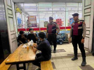 Polisi Batu Bara Tingkatkan Kesadaran Kamtibmas Melalui “Cooling System” di Alfamart Sei Bejangkar