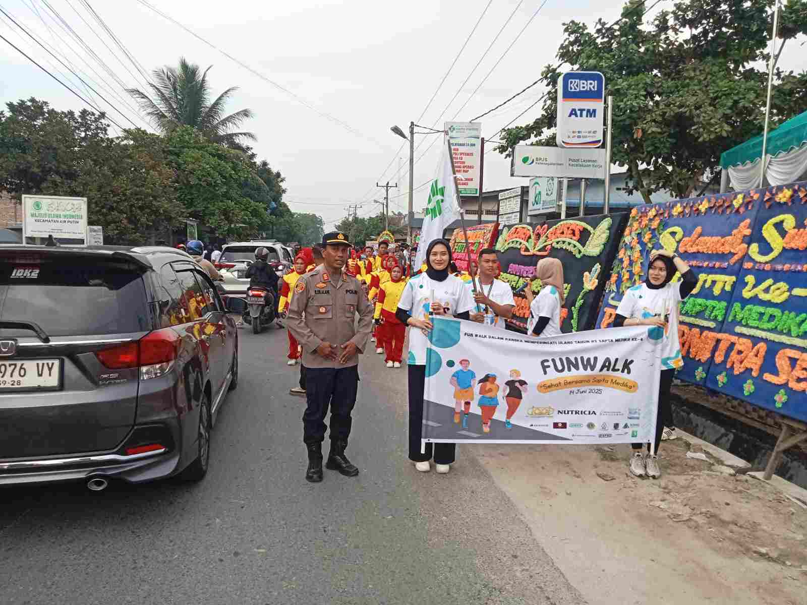 Polsek Indrapura Jamin Keamanan Jalan Sehat dan Lucky Draw HUT ke-4 RS Sapta Medika