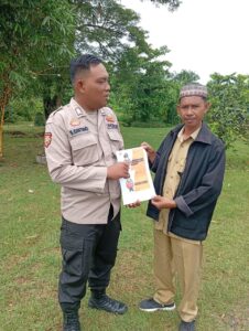 Bripka S Ginting Sosialisasikan Layanan Call Center 110 di Desa Limalaras