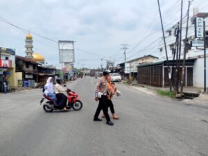 Satlantas Polres Batu Bara Amankan Arus Lalu Lintas dan  Penyeberangan Jalan