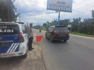 Satlantas Polres Batu Bara Tingkatkan Keamanan dan Keselamatan Lalu Lintas dengan Patroli Kibas Bendera
