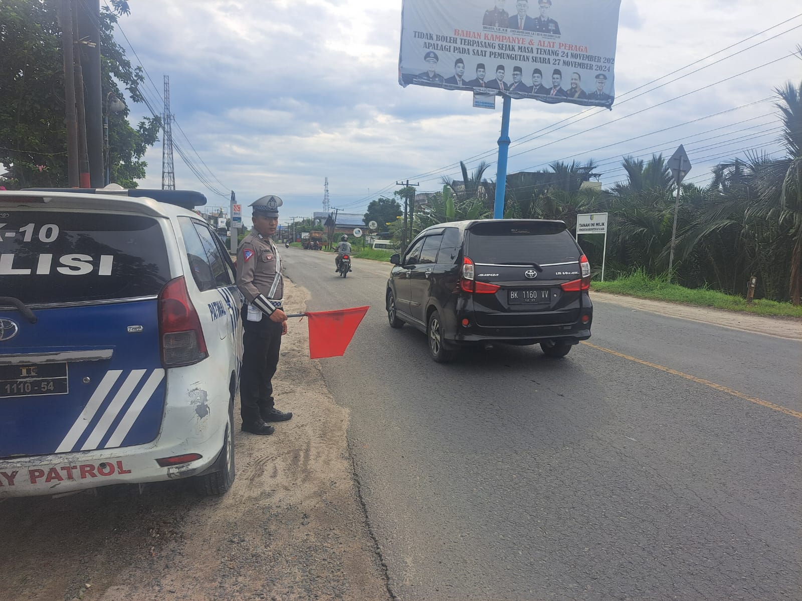 Satlantas Polres Batu Bara Tingkatkan Keamanan dan Keselamatan Lalu Lintas dengan Patroli Kibas Bendera