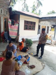 Bhabinkamtibmas Polsek Labuhan Ruku Sosialisasikan Kamtibmas dan Ketahanan Pangan di Desa Tanjung Mulia