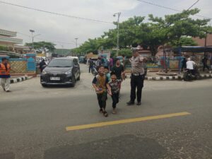 Sat Lantas Polres Batu Bara Amankan Arus Lalu Lintas Saat Sholat Jumat