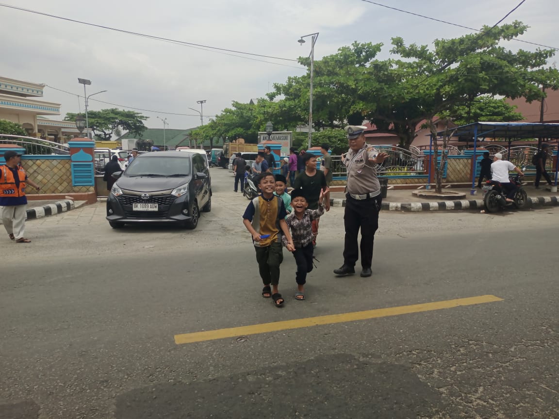 Sat Lantas Polres Batu Bara Amankan Arus Lalu Lintas Saat Sholat Jumat