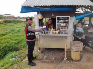 Sat Samapta Polres Batu Bara Laksanakan Jumat Barokah, Bagikan Makanan untuk Warga Kurang Mampu