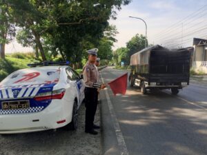 Sat Lantas Polres Batu Bara Tingkatkan Keamanan dan Kelancaran Lalu Lintas melalui Patroli Kibas Bendera