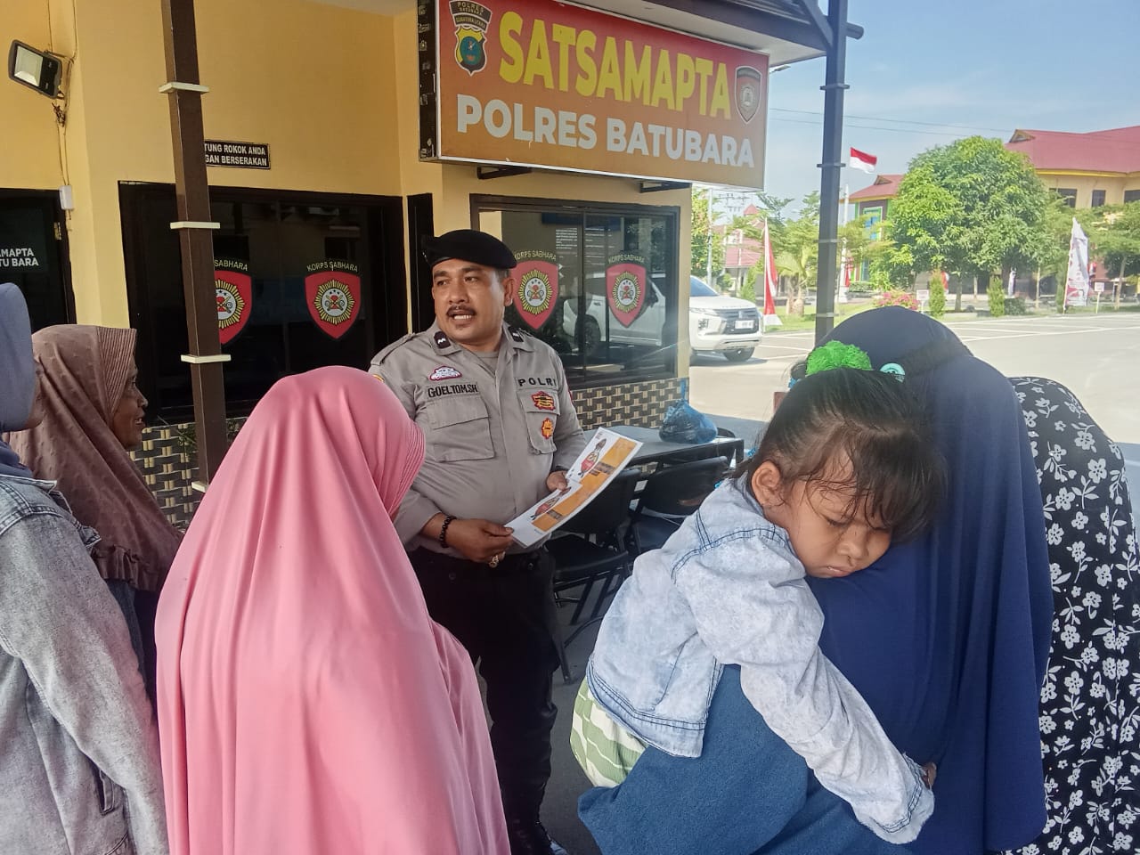Personil Sat Samapta Polres Batu Bara Sosialisasikan Layanan Polri 110 dalam Rangka HUT Bhayangkara ke-79