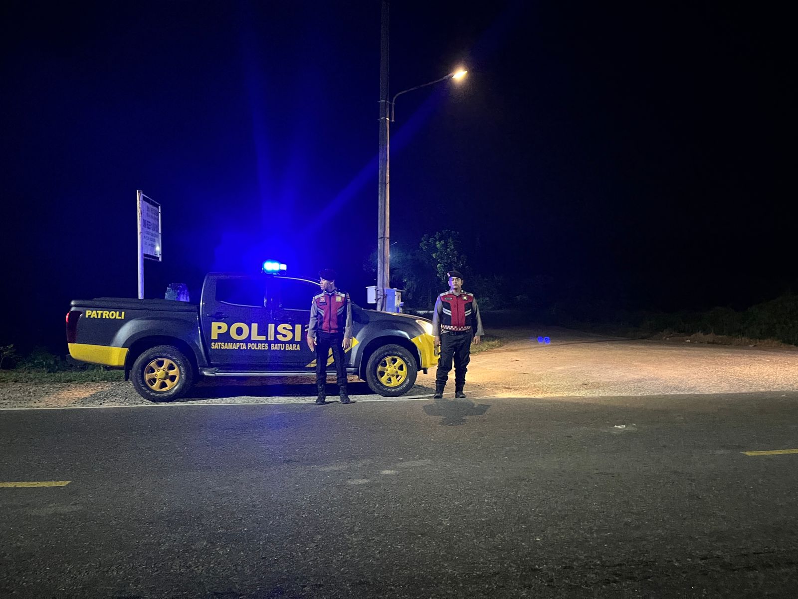 Patroli Presisi Polres Batu Bara Jaga Keamanan Malam di Simpang Limau Manis
