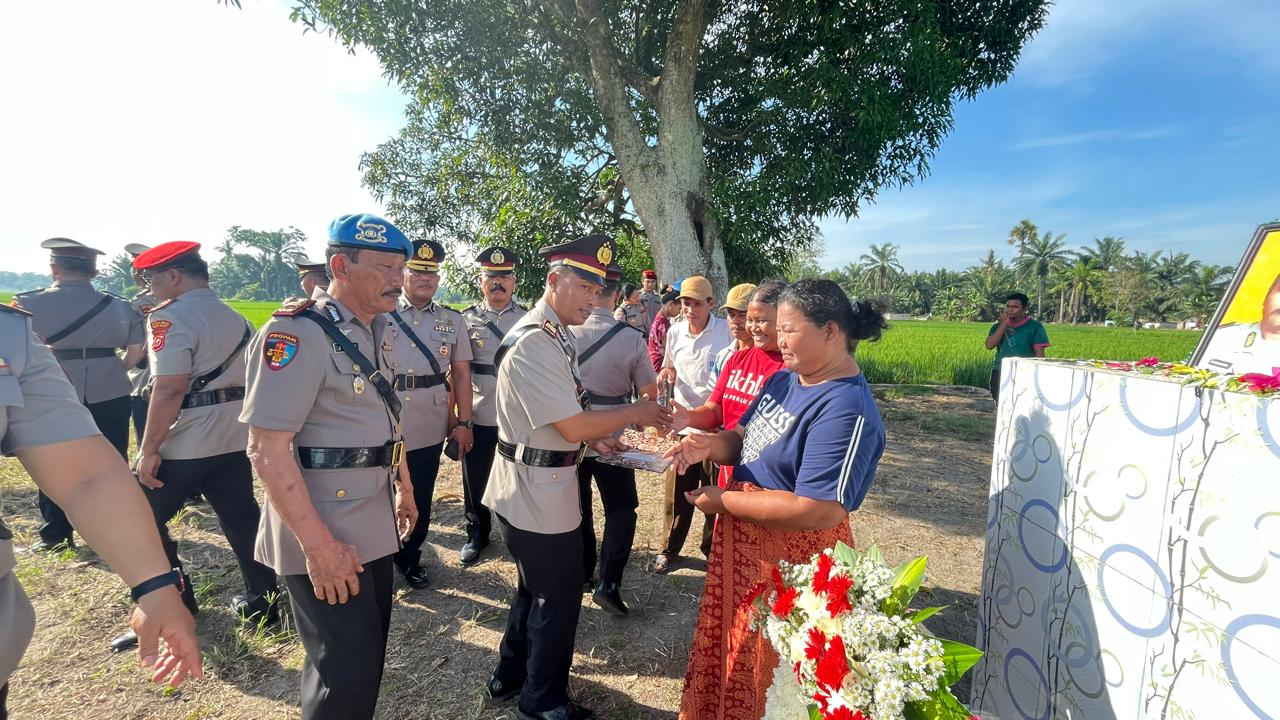 Ziarah dan Tabur Bunga di Makam IPDA Anumerta Martua Sigalingging dalam Rangka Hari Bhayangkara ke-79
