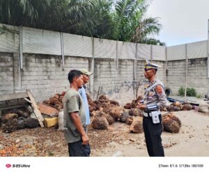 Satlantas Polres Batu Bara Sosialisasikan Bahaya Over Dimensi dan Over Load kepada Pengemudi Truk