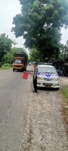 Sat Lantas Polres Batu Bara Jaga Kamseltibcarlantas melalui Pengaturan Lalu Lintas dan Patroli Kibas Bendera