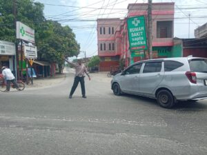 Sat Lantas Polres Batu Bara Tingkatkan Kamseltibcarlantas melalui Pengaturan Lalu Lintas di Titik Rawan