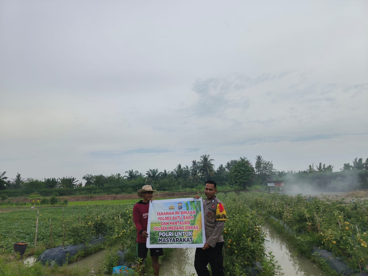 Bhabinkamtibmas Polsek Medang Deras Dorong Ketahanan Pangan Melalui Pengolahan Pekarangan di Desa Cengkring Pekan