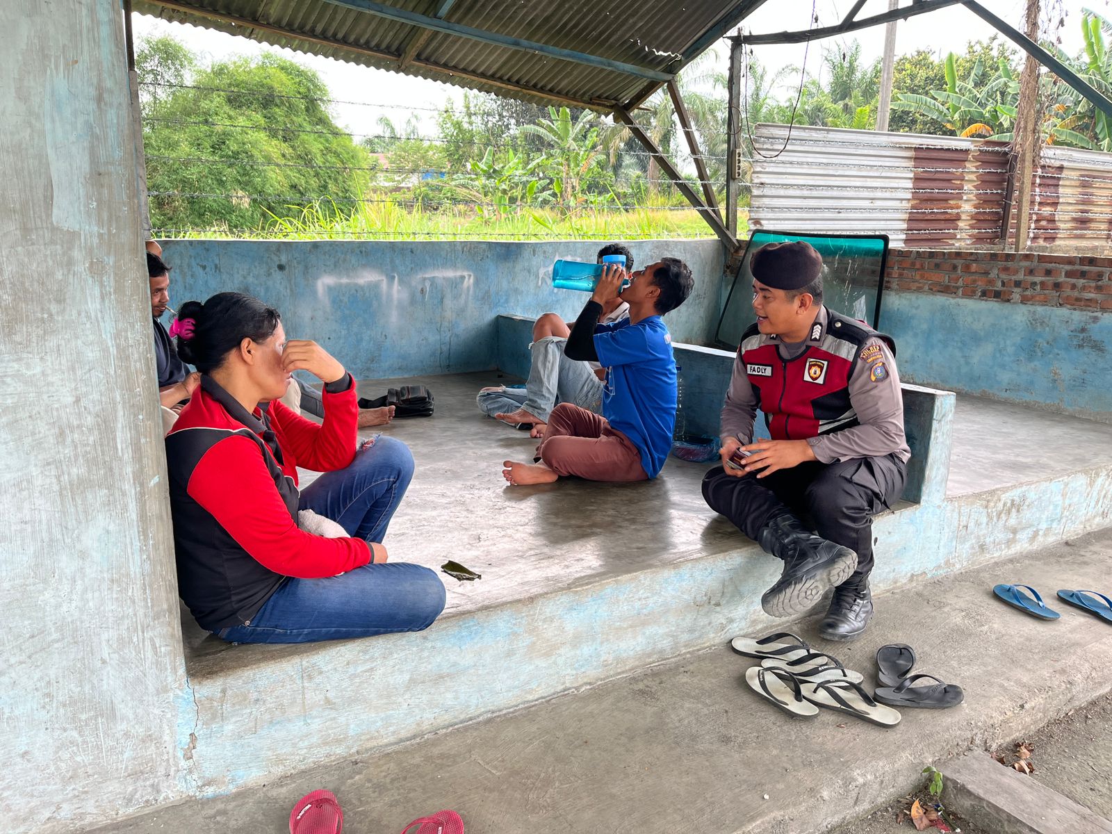 Sat Samapta Polres Batu Bara Berikan Himbauan Kamtibmas dan Sosialisasi Call Center 110 di Warung Kopi