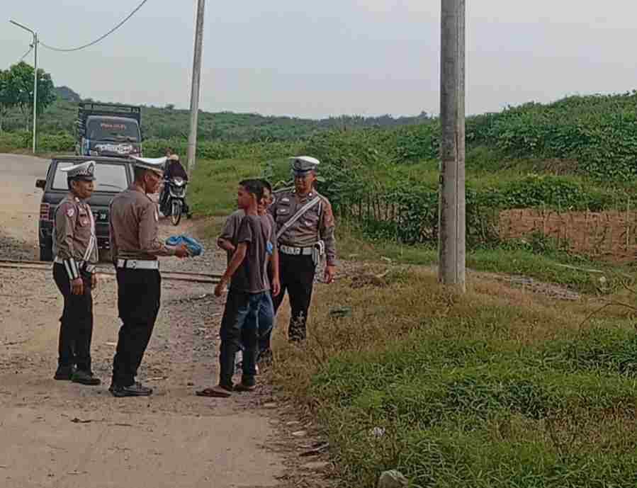 Satlantas Polres Batu Bara Berbagi Nasi Kotak untuk Pekerja Jalanan