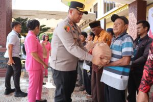 Polres Batu Bara Bagikan Sembako untuk Kaum Dhuafa dalam Rangka HUT Bhayangkara ke-79