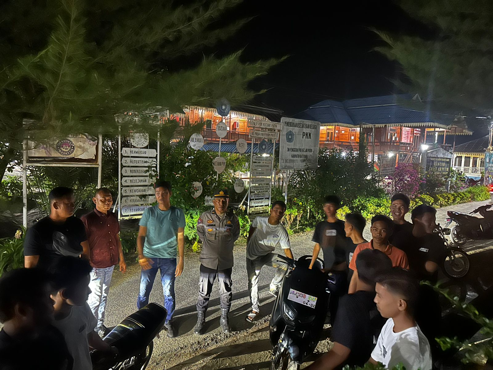 Patroli Antisipasi Gangguan Kamtibmas Polsek Indrapura: Menjaga Keamanan di Malam Hari