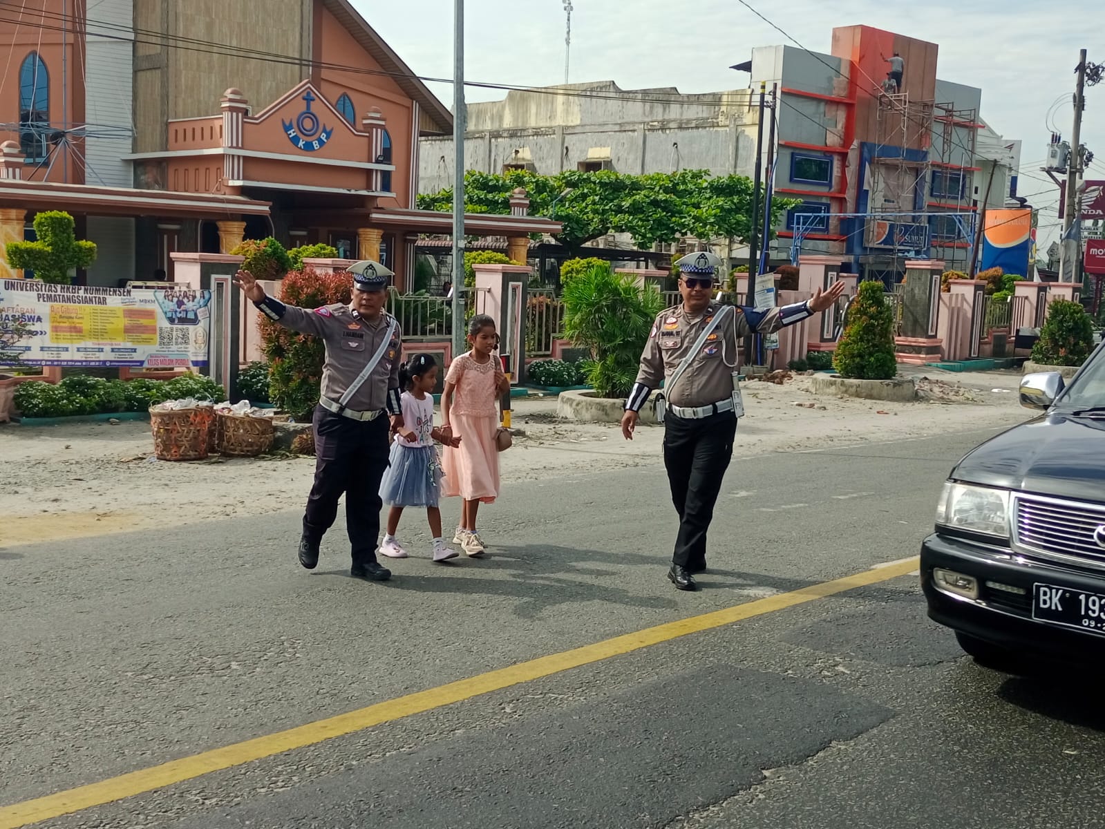 Sat Lantas Polres Batu Bara Jaga Keamanan dan Kelancaran Ibadah Minggu di Sejumlah Gereja