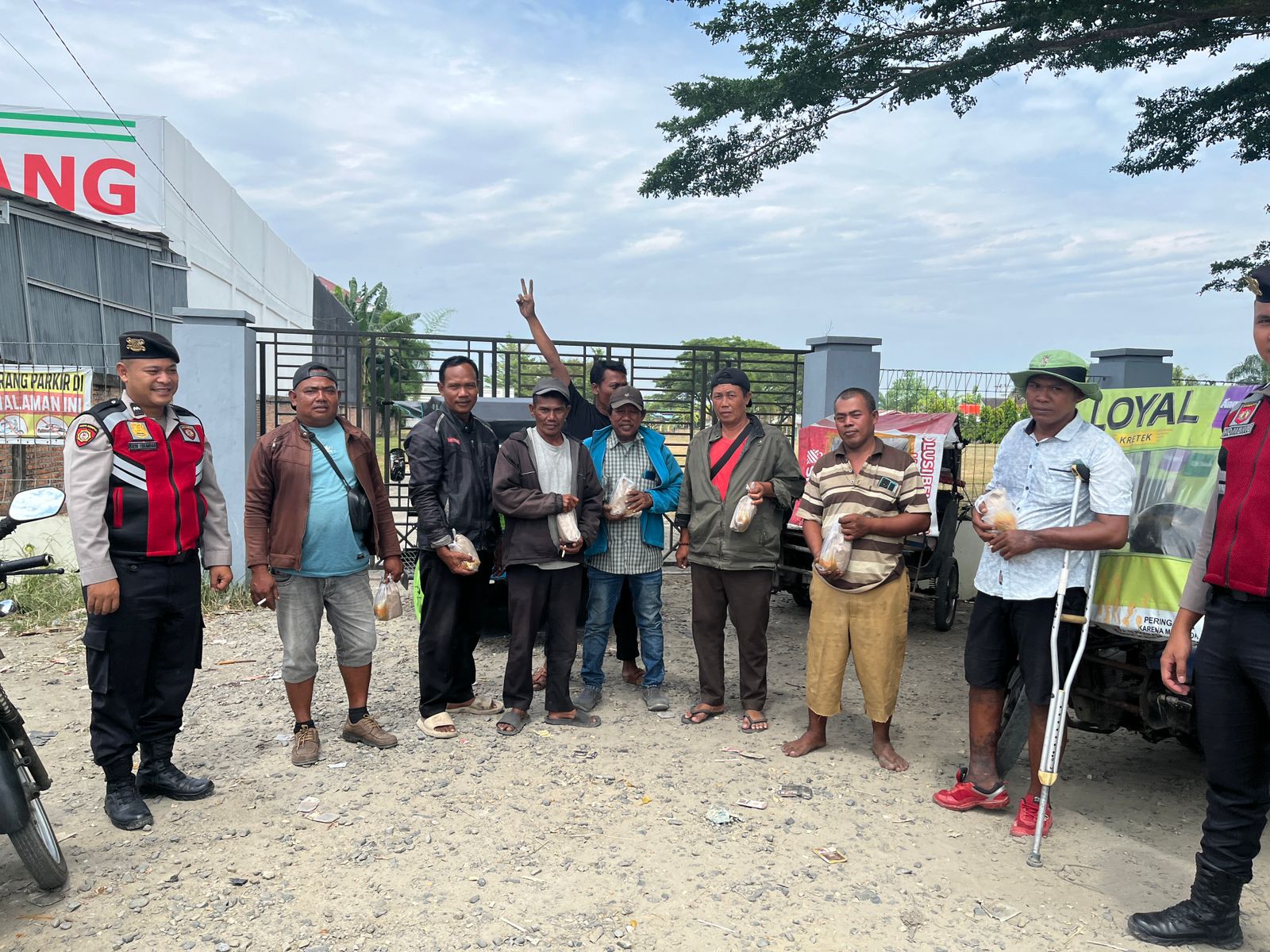 Sat Samapta Polres Batu Bara Gelar Jumat Barokah di Simpang Tol Indrapura