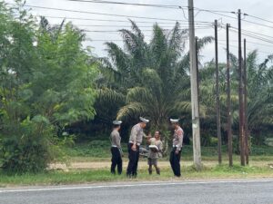 Satlantas Polres Batu Bara Berbagi Nasi Kotak dan Patroli di Jalan Lintas Lima Puluh-Indrapura