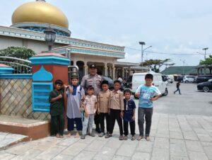 Bhabinkamtibmas Amankan Sholat Jumat di Masjid Jami Al Ridha