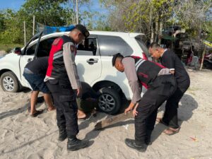 Patroli Presisi Polres Batu Bara Bantu Pengunjung Pantai Sejarah