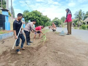 Bhabinkamtibmas dan Masyarakat Desa Mangkai Lama Gelar Gotong Royong Cegah Penyakit