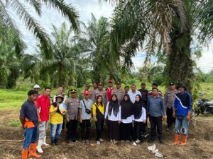 Kapolsek Indrapura Dukung Ketahanan Pangan Nasional Melalui Penanaman Jagung Serentak