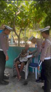 Satlantas Polres Batu Bara Tebar Kebaikan, Bagikan Nasi Kotak untuk ODGJ dan Pekerja Jalanan