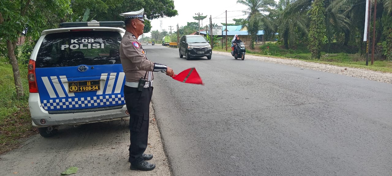 Satlantas Polres Batu Bara Patroli Kibas Bendera dan Rekam Video Arus Lalu Lintas