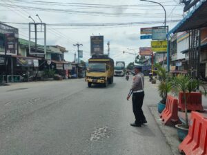 Satlantas Polres Batu Bara Lakukan Pengaturan Lalu Lintas dan Patroli Kibas Bendera