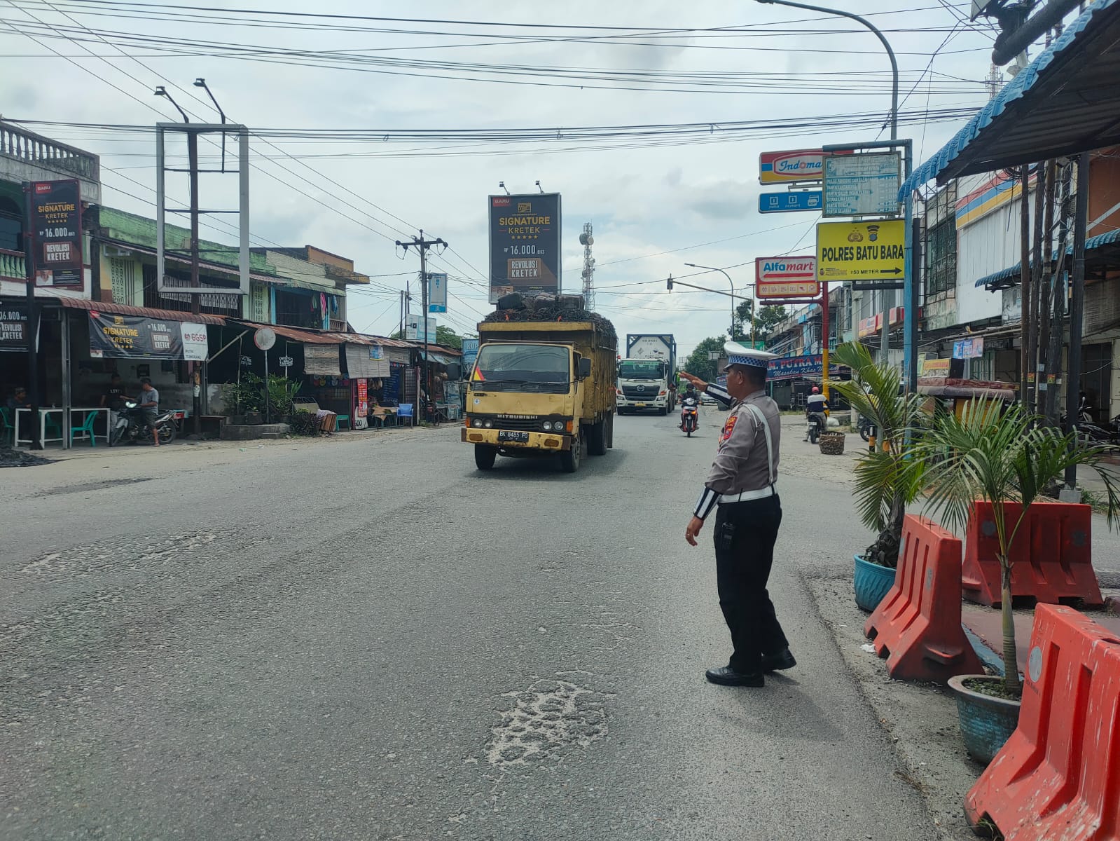 Satlantas Polres Batu Bara Lakukan Pengaturan Lalu Lintas dan Patroli Kibas Bendera