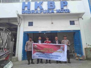 Polsek Indrapura Tunjukkan Kepedulian Lewat “Minggu Kasih” di HKBP Indrapura