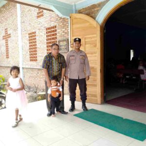 Polsek Lima Puluh Jaga Keamanan Ibadah Minggu di Gereja Katolik Perumnas