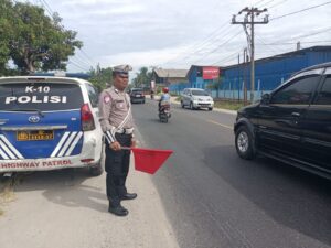 Satlantas Polres Batu Bara Patroli Kibas Bendera dan Pantau Arus Lalu Lintas