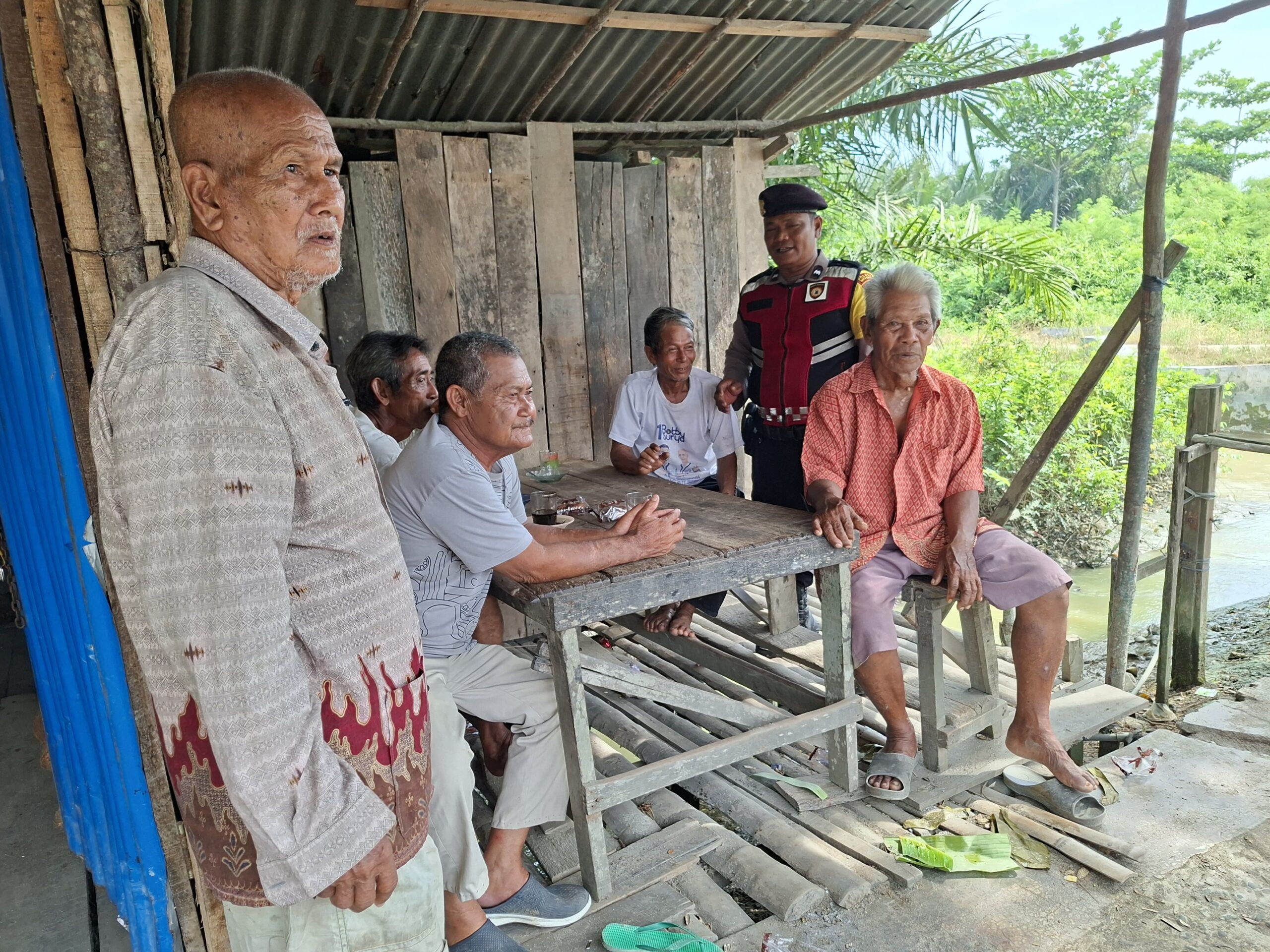 Kanit Samapta Polsek Medang Deras Jalin Silaturahmi dan Sosialisasi Kamtibmas di Desa Sidomulio