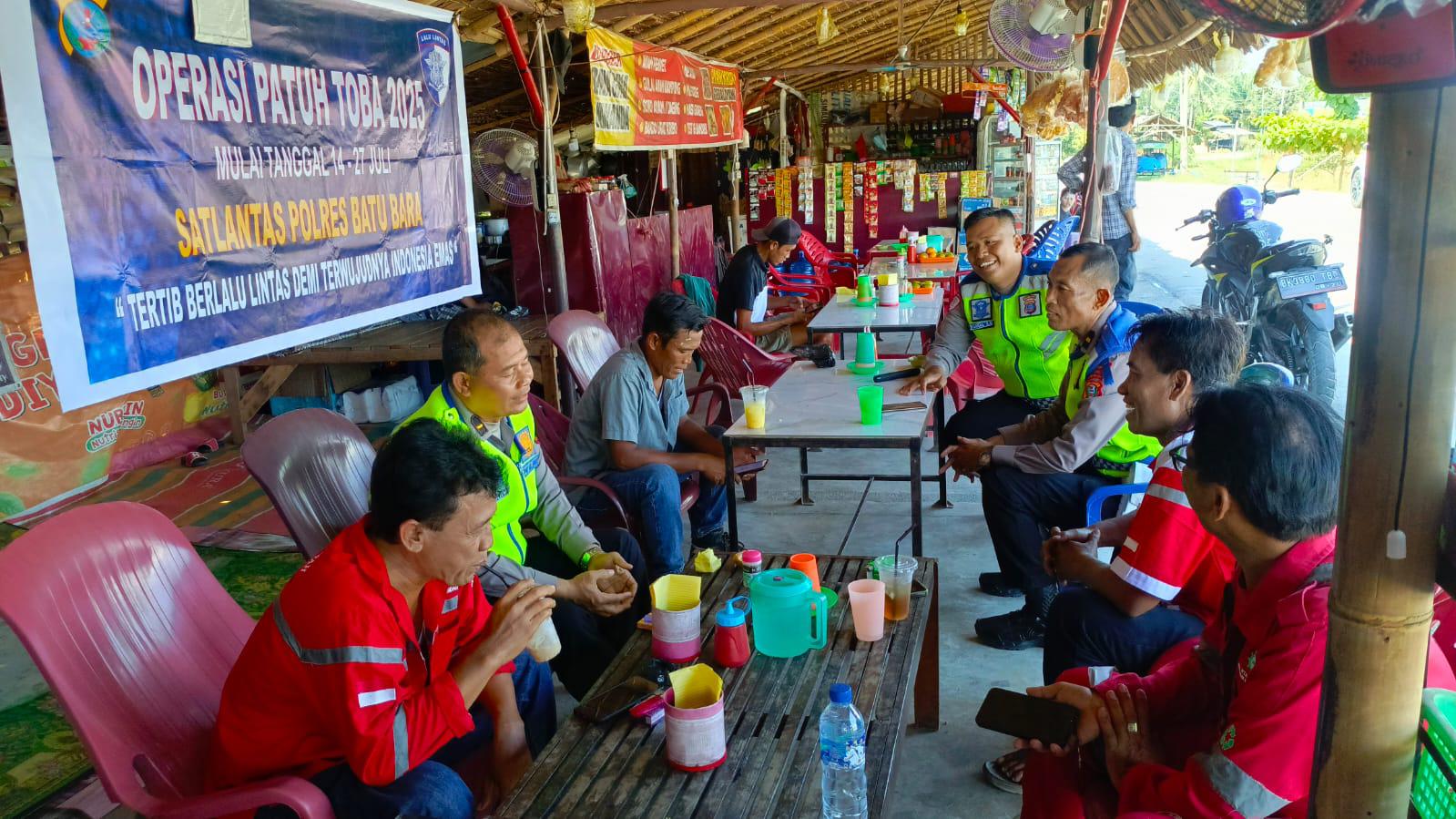 Satlantas Polres Batu Bara Sosialisasikan Operasi Patuh Toba 2025 di Warung Ibu Ani